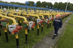 Công nhân làm việc tại cơ sở dự trữ khí đốt Dashava ở gần Striy, ngoại ô Lviv, Ukraine. (Ảnh: AFP/TTXVN)