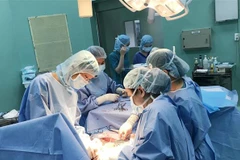 Các bác sỹ Bệnh viện Hùng Vương và Bệnh viện Tim Tâm Đức (Thành phố Hồ Chí Minh) phối hợp phẫu thuật khẩn cấp cứu sống sản phụ và thai nhi. (Ảnh: TTXVN phát)