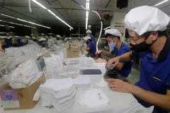 Sản xuất khẩu trang vải. (Ảnh: Trần Việt/TTXVN)