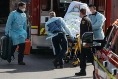 Nhân viên y tế chuyển bệnh nhân nhiễm COVID-19 lên xe cứu thương tại Kirkland, bang Washington, Mỹ ngày 29/2/2020. (Ảnh: The New York Times/TTXVN)
