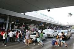 Hành khách di chuyển vào ga đi trong nước tại sân bay Tân Sơn Nhất. (Ảnh: Tiến Lực/TTXVN)