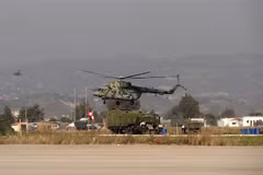 Trực thăng quân sự tại căn cứ không quân Hmeimim của Nga ở Latakia, Syria. (Ảnh: AFP/TTXVN)