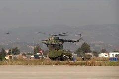 Trực thăng quân sự tại căn cứ không quân Hmeimim của Nga ở Latakia, Syria. (Ảnh: AFP/TTXVN)