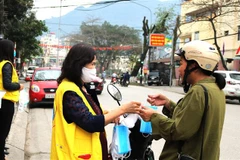 Các tình nguyện viên của Câu lạc bộ tình người Sơn Lâm Hà Giang phát khẩu trang miễn phí cho nhân dân trên địa bàn thành phố Hà Giang. (Ảnh: Minh Tâm/TTXVN)