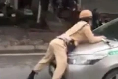 Hà Nội: Truy tìm lái xe taxi hất cảnh sát giao thông lên nắp capô