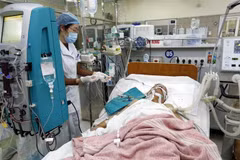 Điều trị một ca ngộ độc rượu tại Trung tâm Chống độc - Bệnh viện Bạch Mai. (Ảnh: Dương Ngọc/TTXVN)