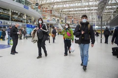 Người dân đeo khẩu trang phòng dịch COVID-19 tại nhà ga Waterloo, một trong những nơi đông đúc nhất London, Anh. (Ảnh: THX/TTXVN)