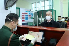 Cư dân biên giới làm thủ tục nhập cảnh vào Việt Nam tại Cửa khẩu Quốc tế Lào Cai. (Ảnh: Quốc Khánh/TTXVN)