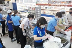 Bếp ăn tại điểm bán thuộc Saigon Co.op chuẩn bị suất ăn cung cấp đến các khu cách ly tập trung. (Ảnh: TTXVN phát)