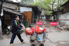 Khu vực cách ly ngõ 165 Cầu Giấy, Hà Nội. (Ảnh: Thành Đạt/TTXVN)