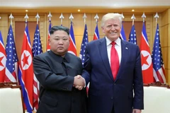 Nhà lãnh đạo Triều Tiên Kim Jong-un (trái) và Tổng thống Mỹ Donald Trump (phải) trong cuộc gặp tại Khu phi quân sự ở biên giới liên Triều ngày 30/6/2019. (Ảnh: AFP/TTXVN)