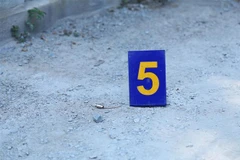 Một vỏ đạn được thu giữ tại hiện trường. (Ảnh: Nguyễn Văn Việt/TTXVN)