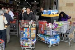 Người dân mua tích trữ nước uống và thực phẩm tại Los Angeles, California, Mỹ, trong bối cảnh bùng phát dịch COVID-19. (Ảnh: AFP/TTXVN)