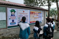 Biển tuyên truyền vể phòng chống COVID-19 được gắn tại các tuyến đường. (Ảnh: Nguyễn Nam/TTXVN)