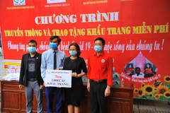 Công ty Honda ôtô Ninh Bình trao tặng 2.000 khẩu trang cho chương trình. (Ảnh: Minh Đức/TTXVN)