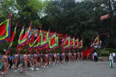 Đoàn rước bắt đầu khởi hành từ sân Trung tâm lễ hội để lên Đền Thượng. (Ảnh: Thành Đạt/TTXVN)