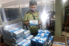 Lực lượng Quản lý thị trường tỉnh An Giang kiểm đếm số hàng hóa vừa tạm giữ. (Ảnh: Công Mạo/TTXVN)