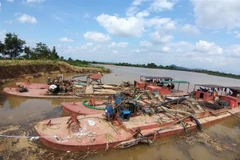 Các tàu khai thác cát trái phép đang bị tạm giữ. Ảnh minh họa. (Ảnh: Hưng Thịnh/TTXVN)