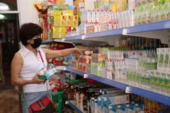 Người dân chọn mua tại cửa hàng tạp hóa. (Ảnh: Thái Hùng/TTXVN)