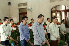 Các bị cáo nghe tuyên án. (Ảnh: Phan Tuấn Anh/TTXVN)