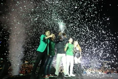 Clarence Seedorf là người được chọn để hộ tống cúp bạc Champions League trong sự kiện diễn ra tối ngày 17/4 vừa qua. (Ảnh: Ban tổ chức cung cấp)