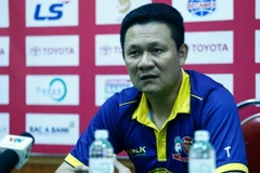 Huấn luyện viên Quốc Tuấn chỉ trích dữ dội trọng tài Trần Xuân Nguyện. (Ảnh: Minh Chiến/Vietnam+)