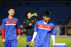 Huấn luyện viên Hữu Thắng cho các cầu thủ tập buổi cuối lúc 19h để toàn đội làm quen với khung giờ thi đấu. (Ảnh: VFF)