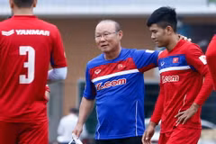 Huấn luyện viên trưởng đội tuyển Việt Nam Park Hang-seo tỏ ra rất thân thiện với các học trò và đội ngũ trợ lý bản xứ trong ngày làm việc đầu tiên (6/11).