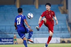 Xuân Trường (áo đỏ) và tuyển Việt Nam còn nhiều việc phải làm trước trận gặp Afghanistan. (Ảnh: Minh Chiến/Vietnam+)