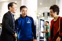 Xuân Vinh trở về trong sự chào đón của lãnh đạo Liên đoàn bắn súng Việt Nam. (Ảnh: Minh Chiến/Vietnam+)