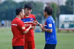Xuân Trường trao đổi với trợ lý Hàn Quốc của ông Park Hang-seo bằng tiếng Anh. (Ảnh: Minh Chiến/Vietnam+)