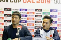 Huấn luyện viên Hữu Thắng và đội trưởng Đinh Thanh Trung tham dự họp báo chiều nay. (Ảnh: VFF)