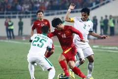 Công Phượng hứa sẽ không còn những pha bóng theo kiểu “cắm đầu vào tường” như thế này. (Ảnh: Minh Chiến/Vietnam+)