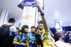 Quả bóng vàng bóng đá nữ Việt Nam 2015 Nguyễn Thị Minh Nguyệt đã có mặt từ sớm tại sân bay Nội Bài để đón các cô gái đội tuyển nữ Việt Nam vừa giành được huy chương vàng SEA Games 29 trở về nước tối nay (25/08).