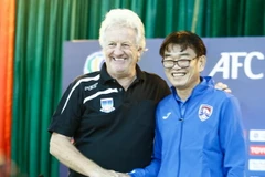Huấn luyện viên Phan Thanh Hùng (phải) và người đồng cấp bên phía Yadanarbon. (Ảnh: Đăng Huỳnh/Vietnam+)