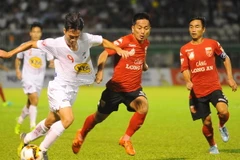 Long An (áo đỏ) đã có được thắng lợi thứ hai tại V-League mùa này. (Ảnh: Zing)