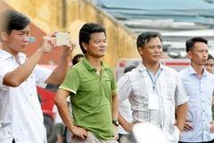 Văn Sỹ (áo xanh) hạnh phúc khi đưa đội bóng quê hương trở lại V-League. (Ảnh: VSI)