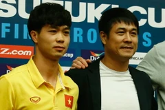 Huấn luyện viên Hữu Thắng (phải) đặt nhiều niềm tin ở Công Phượng. (Ảnh: Minh Chiến/Vietnam+)