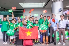 Đoàn học sinh chụp ảnh lưu niệm trước giờ lên máy bay. (Ảnh: NESTLE MILO)