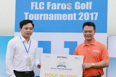 Tay golf Nguyễn Văn Quế đã thực hiện thành công cú đánh ghi điểm hole-in-one tại giải golf FLC Faros Golf Tournament 2017. (Ảnh: Ban tổ chức cung cấp)