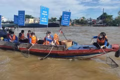 Vớt rác trên sông khu vực chợ nổi Cái Răng. (Ảnh: TTXVN phát)