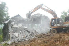 Cơ bản hoàn thành phá dỡ căn biệt thự, xây dựng trên đất rừng thuộc thôn Đồi Đống, xã Vân Hòa, Ba Vì, Hà Hội. (Ảnh: Mạnh Khánh/TTXVN)