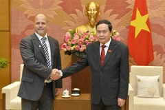 Phó Chủ tịch Thường trực Quốc hội Trần Thanh Mẫn tiếp ông Gerardo Hernandez Nordelo, Ủy viên Trung ương Đảng Cộng sản Cuba, Chủ tịch Ủy ban Bảo vệ Cách mạng Cuba. (Ảnh: Minh Đức/TTXVN)
