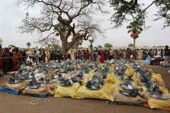 Phân phát hàng viện trợ cho người tị nạn Sudan tại Koufroun, Cộng hòa Chad. (Ảnh: AFP/TTXVN)