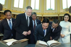 Chủ tịch nước Võ Văn Thưởng thăm Phòng đọc, nơi Karl Marx, Lenin cùng nhiều nhà tư tưởng lớn đã đến đọc và nghiên cứu. (Ảnh: Thống Nhất/TTXVN)