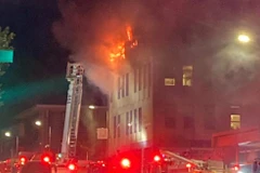 Lực lượng cứu hỏa đang cố gắng dập tắt đám cháy. (Nguồn: RNZ)