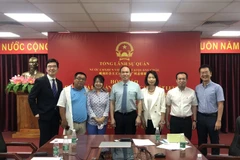 Tổng lãnh sự Việt Nam tại Quảng Châu Vũ Việt Anh (đứng giữa) tại cuộc Hội thảo xúc tiến du lịch. (Ảnh: Tổng lãnh sự quán Việt Nam cung cấp)