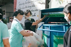 Công trình Trạm thu gom chai nhựa và lon nhôm thuộc Dự án “Khu phố Xanh” do Trung tâm Hành động và Liên kết vì Môi trường và Phát triển thực hiện tại các khu chung cư ở Quận 1. (Ảnh: Hồng Giang/TTXVN)