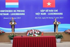 Thủ tướng Phạm Minh Chính và Thủ tướng Đại Công quốc Luxembourg Xavier Bettel gặp gỡ báo chí. (Ảnh: Dương Giang/TTXVN)