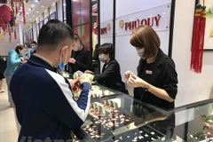 Khách hàng giao dịch vàng tại thị trường Hà Nội. (Ảnh: Đức Duy/Vietnam+)